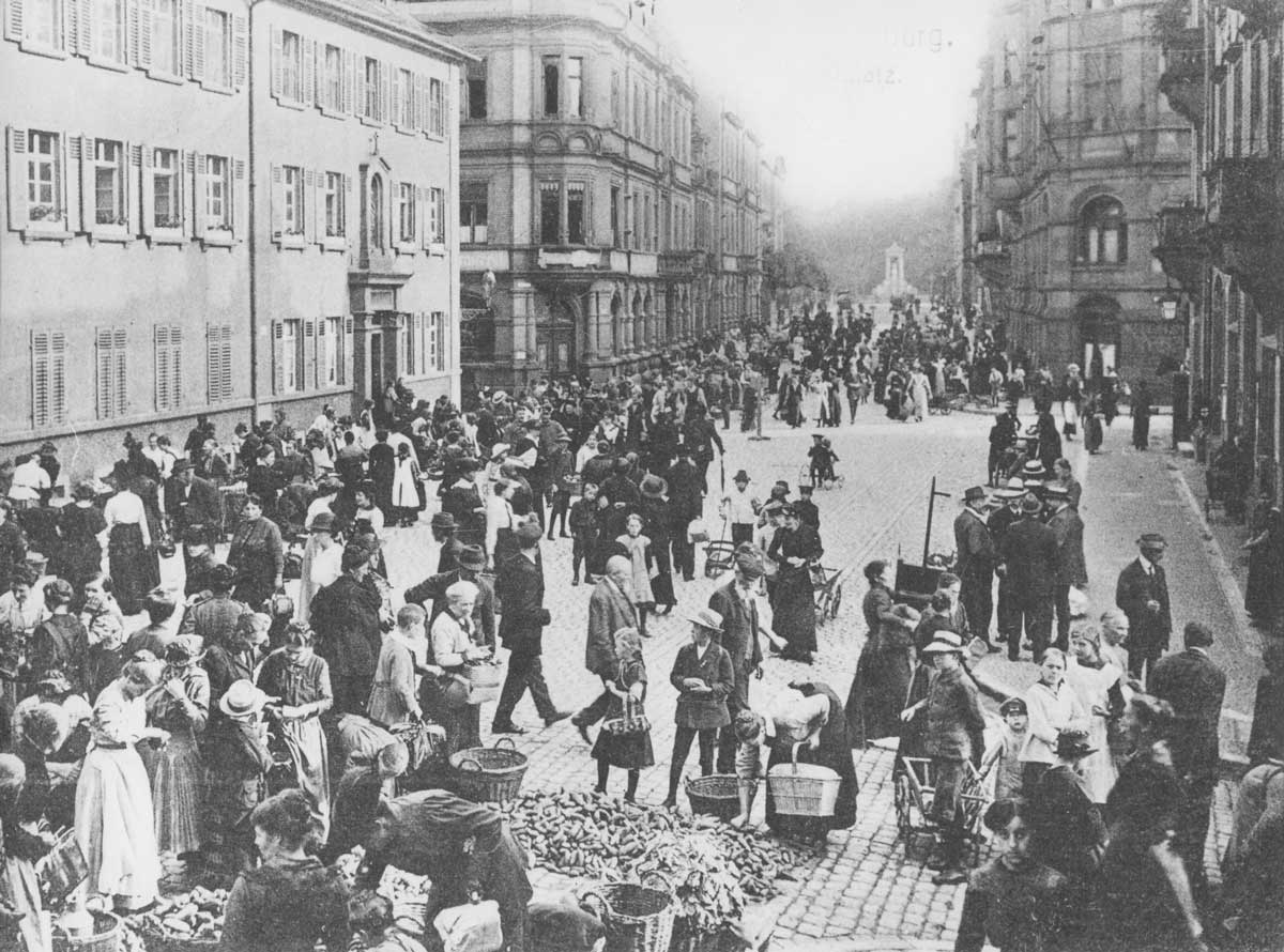 Wochenmarkt in der Luitpoldstraße, um 1910, Foto: Constantin Samhaber (Bildnachweis: Stadt- und Stiftsarchiv Aschaffenburg)