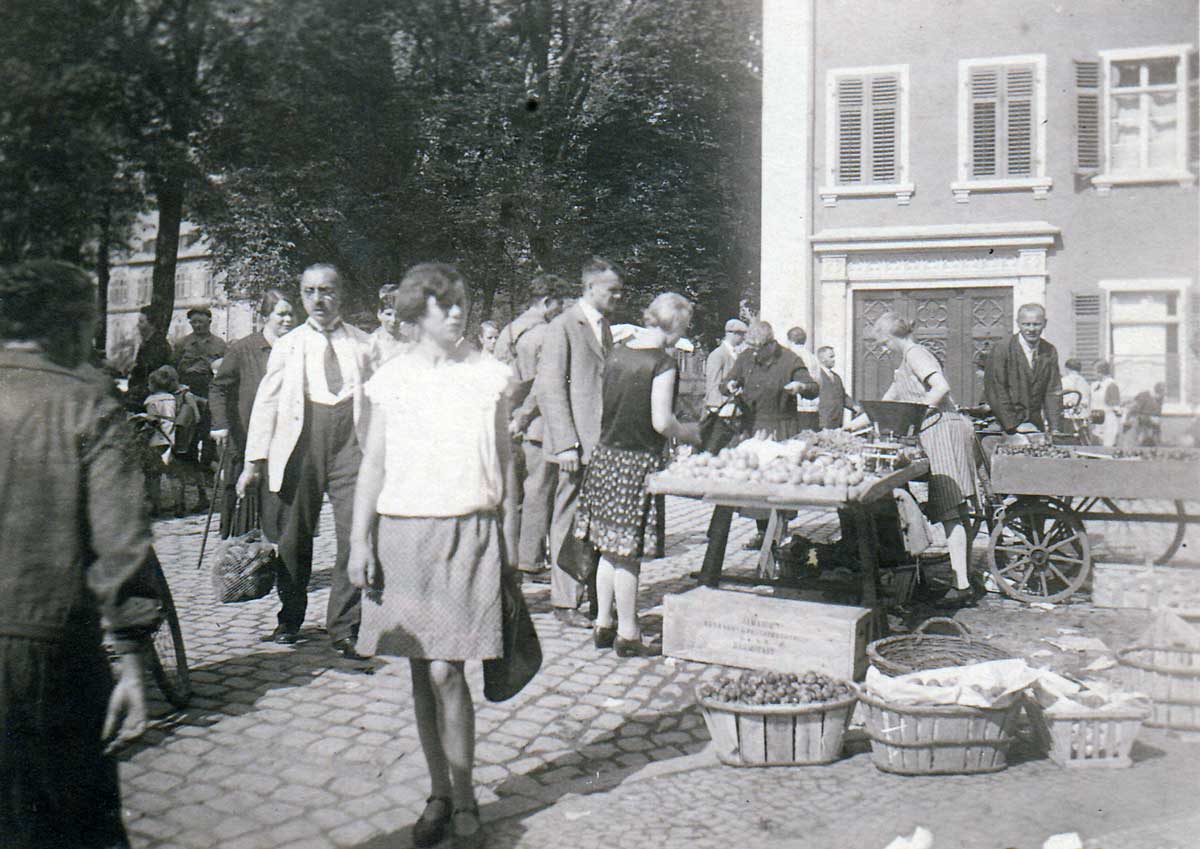 Marktszene um 1930, Luitpoldstraße, im Hintergrund das Schloss (Bildnachweis: Stadt- und Stiftsarchiv Aschaffenburg, Fotosammlung)