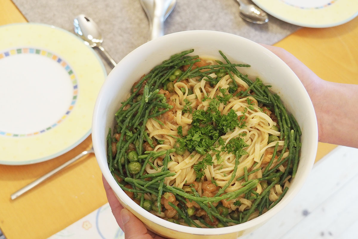 Nudeln mit Erbsen und Shrimps